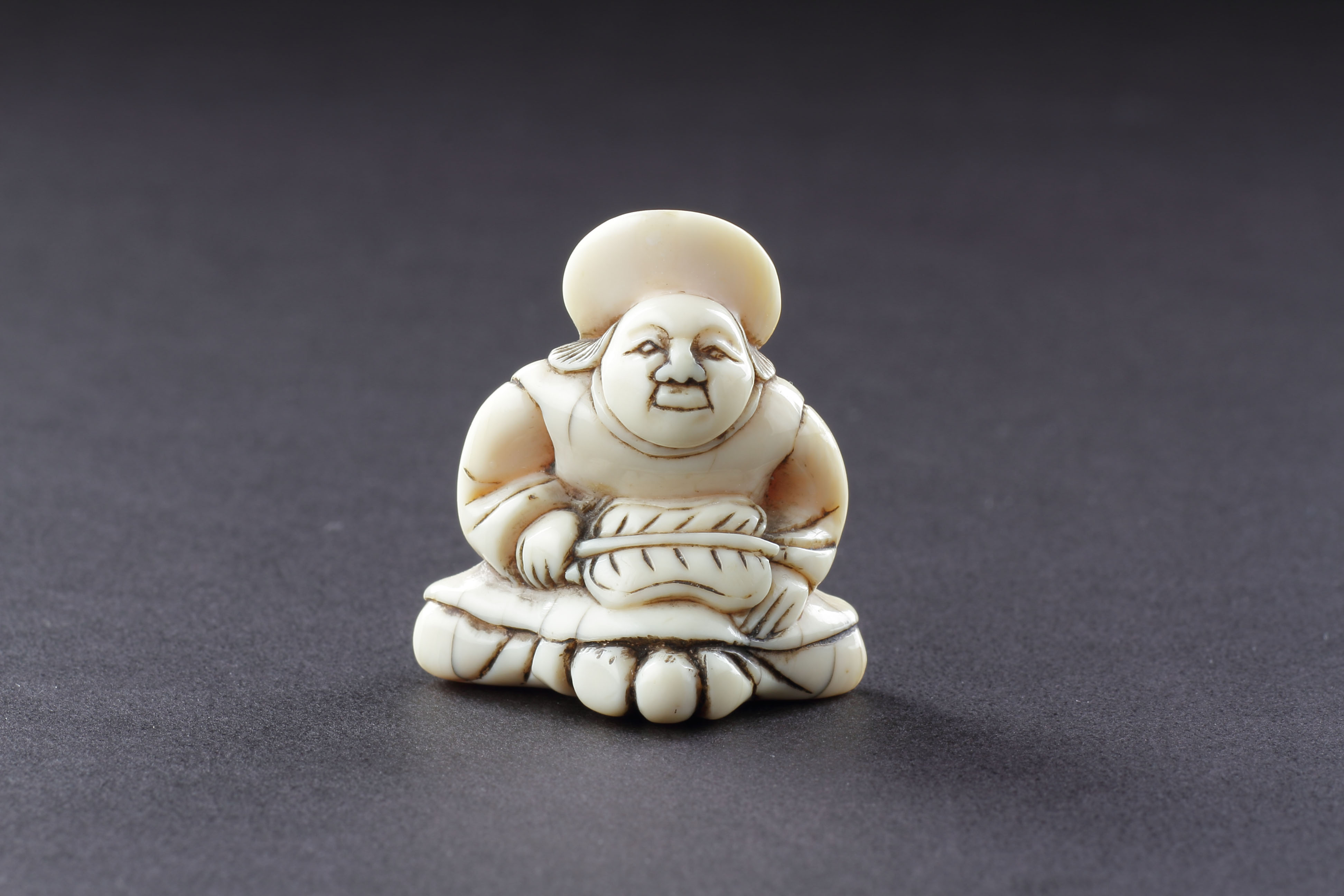 Japanese Ivory Netsuke of a Dutchman Wearing a Broad Rimmed Hat